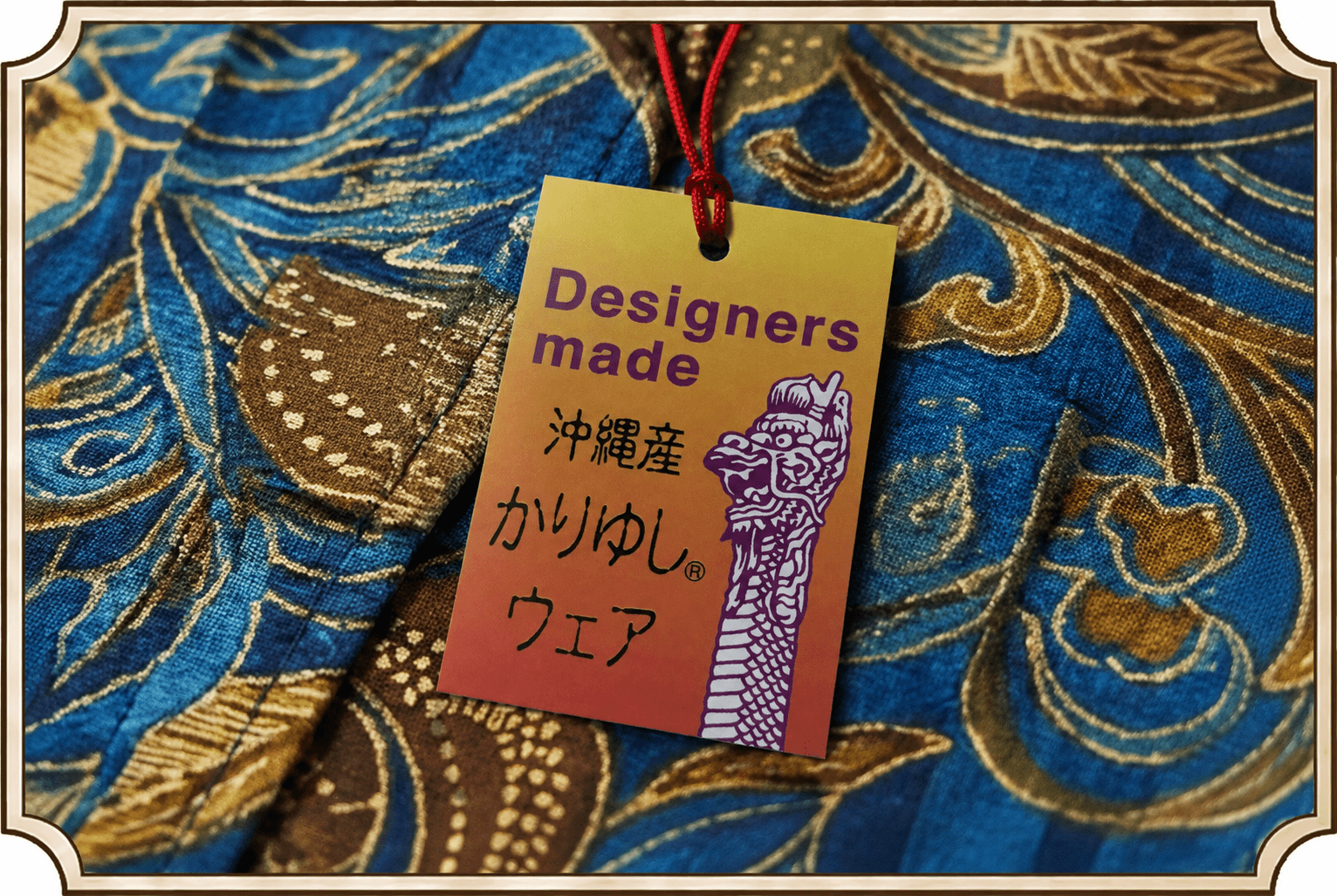 沖縄県衣類縫製品工業組合と連携し、FDR会員が制作したかりゆしウェアに公式タグを付与する制度を確立（2015年記者会見）